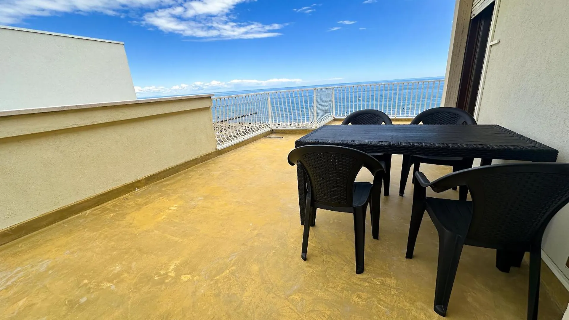 Fronte Mare, Piscina - Residence Grifone Lido di Jesolo 0*,